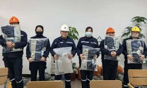 心系員工，溫暖元旦——公司為員工發(fā)放羽絨沖鋒衣