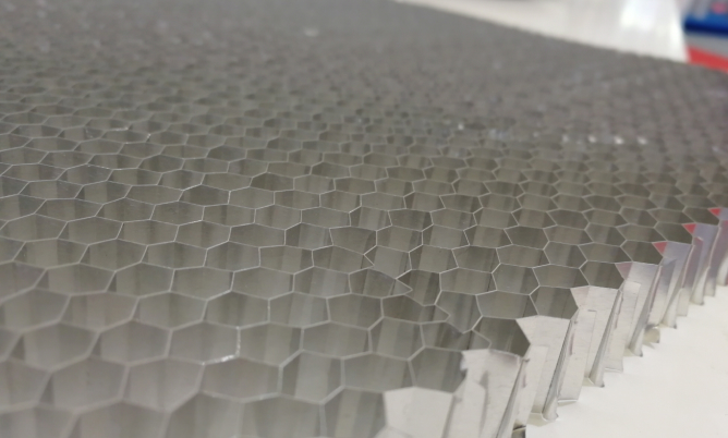 河南明泰鋁業(yè)3003-H18蜂窩芯鋁箔平整度高 除油干凈